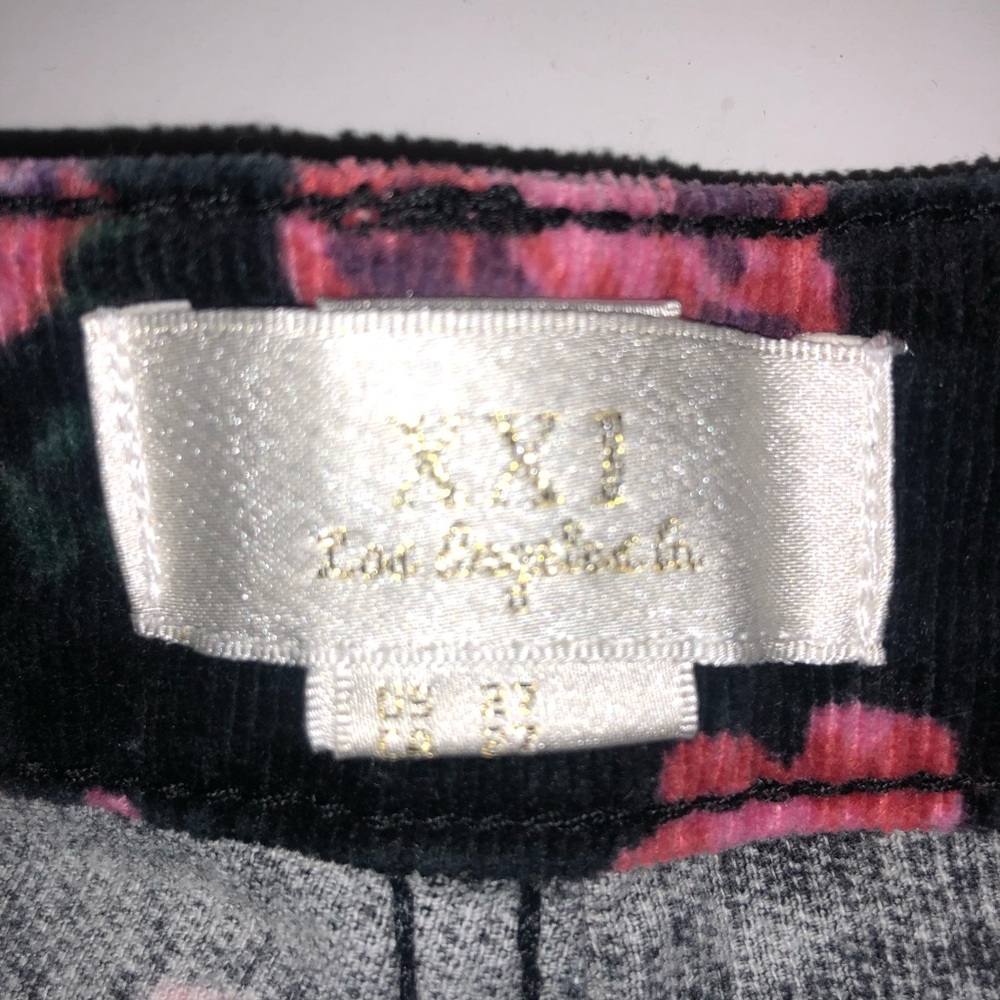 Forever 21 Red Roses Shorts Size 27 - Picture 3 of 7